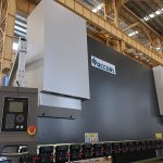 CNC NC automātiska elektriskā hidrauliskā horizontālā šasija tērauda lokšņu metāla griešanas un saliekuma preses bremžu mašīna cena pārdošanai