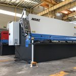 hidrauliskā griešanas mašīna 12mm tērauda loksnes griešanas mašīna 2500mm